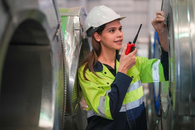 Trabalhadores profissionais de engenharia caminham e verificam na fábrica de armazém