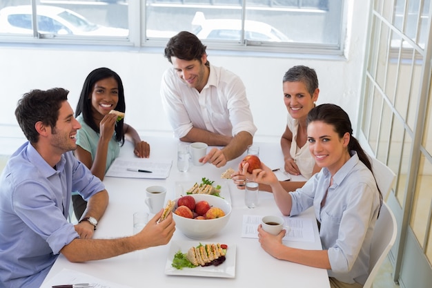 Trabalhadores que gostam de sanduiches para o almoço