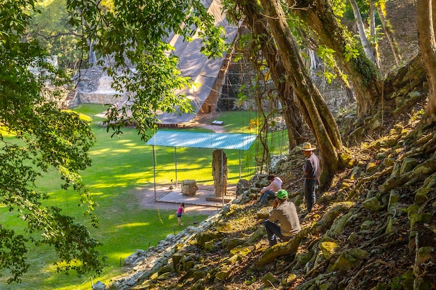 Trabalhadores que mantêm os templos de Copan Ruinas