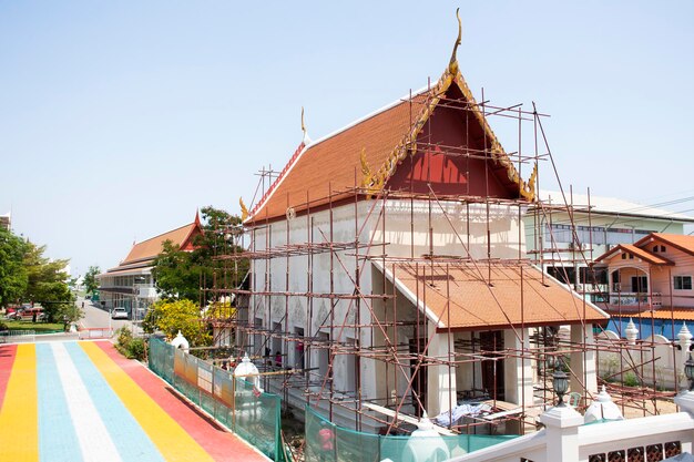 Trabalhadores tailandeses renovam reparam e constroem andaimes ruínas antigas ubosot ou salões de ordenação antigos do templo wat ku ou phra nang rua lom na cidade de pak kret em 7 de maio de 2023 em nonthaburi tailândia