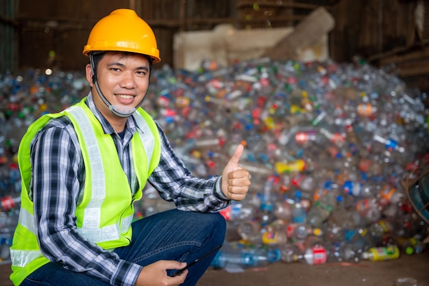 Trabalhadores trabalham em reciclar resíduos na fábrica de reciclagem