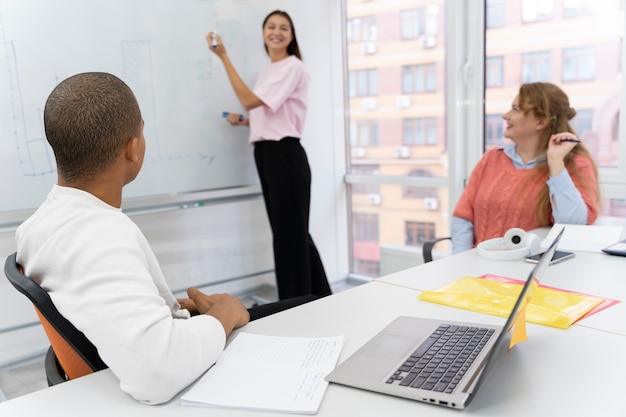 Foto trabalhadores voltando para o escritório