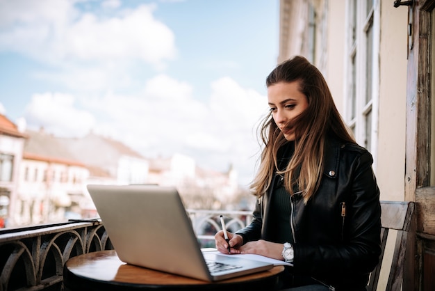 Trabalhando ao ar livre em um dia ventoso. conceito de trabalho freelance.