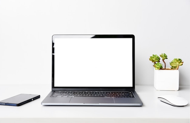 Trabalhando com computador portátil Na mesa No quarto branco