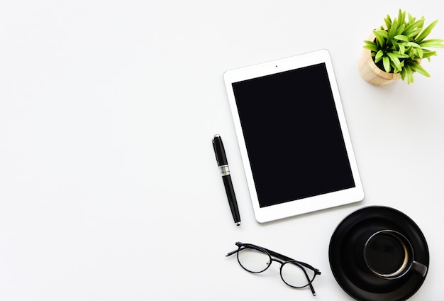 Trabalhando com computador tablet, café quente e cópia de cacto espaço mesa fundo