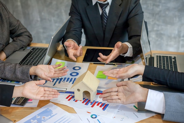 Trabalhando como um trabalho em equipe de empresas imobiliárias.