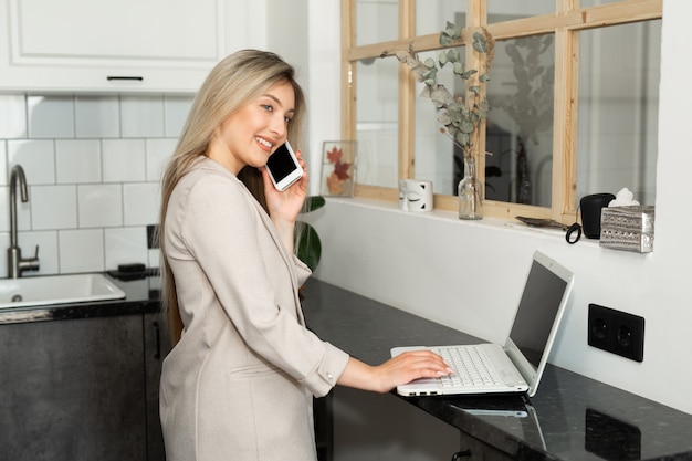 trabalhando jovem mulher bonita em casa com o telefone