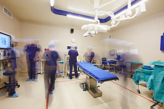 Trabalhando juntos para salvar vidas Foto de uma equipe de cirurgiões preparando uma sala de cirurgia para uma cirurgia