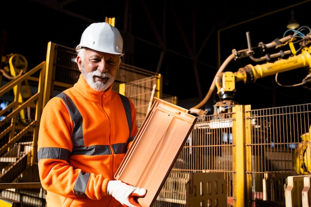 Trabalhando na fábrica de telhas e telhas produzindo materiais de construção para a construção civil.