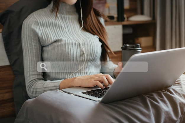 Trabalhando no laptop, close-up da mão de mulheres de negócios no escritório em casa.