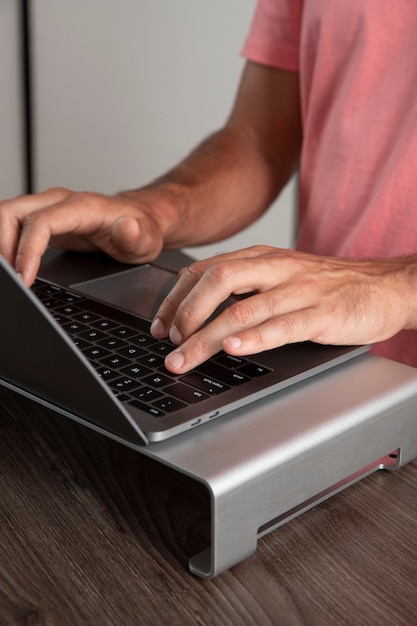 Foto trabalhar em casa em uma estação de trabalho ergonômica