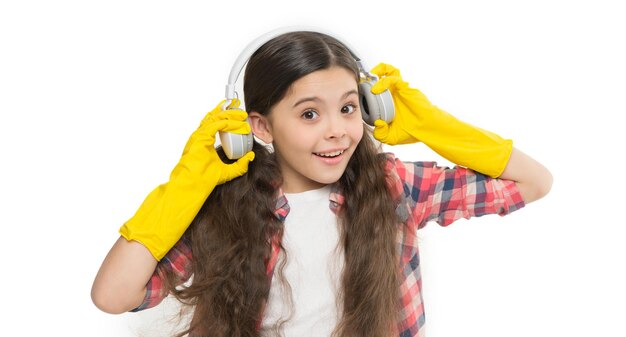 Trabalhar em casa, ouvir música durante as tarefas domésticas Tornar a família mais alegre, criança se divertindo Limpando as preocupações de distância Material de limpeza fones de ouvido de menina pequena em luvas de borracha feliz domingo de limpeza