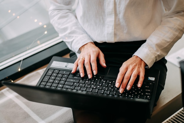 trabalhar em um laptop computador portátil garota de negócios uma xícara de café trabalho de negócios