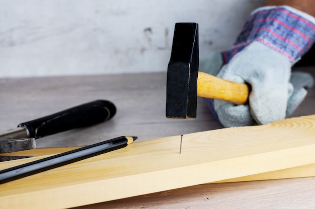 Trabalhar na construção ou reparação da casa. Atualização independente, renovação. Use luvas de trabalho e um martelo.