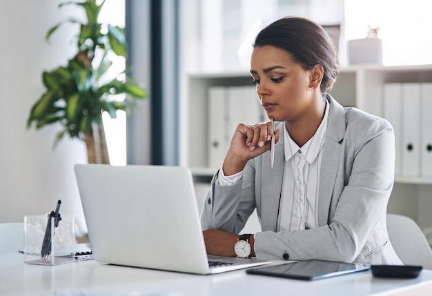 Trabalhe duro pelas coisas que você quer na vida Foto recortada de uma jovem empresária atraente trabalhando em um laptop dentro de seu escritório