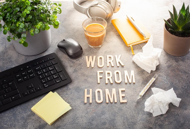 Trabalhe em casa mesa de texto com teclado computador smartphone notebook plantas domésticas espaço de trabalho escritório em casa