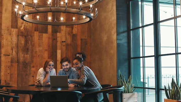 Trabalhe em equipe para o sucesso, colegas de trabalho almoçam em um café moderno