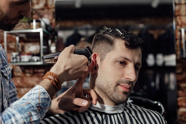 Trabalhe no cabeleireiro do homem da barbearia