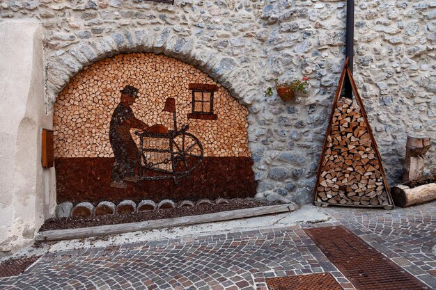 Foto trabalho artesanal com troncos de madeira em uma antiga aldeia medieval