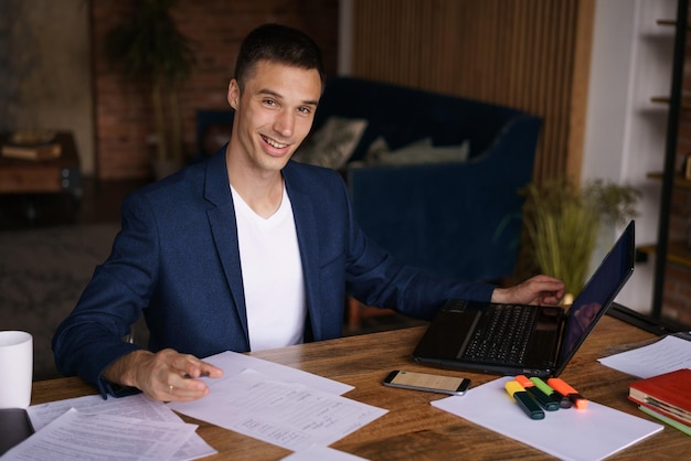 Trabalho com papéis Trabalho sério de empresário empreendedor masculino milenar