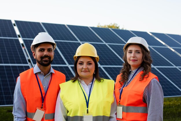 Trabalho coordenado de jovens trabalhadores na usina