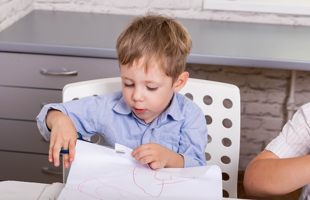 Trabalho de arte com acessórios criativos, corte e cole