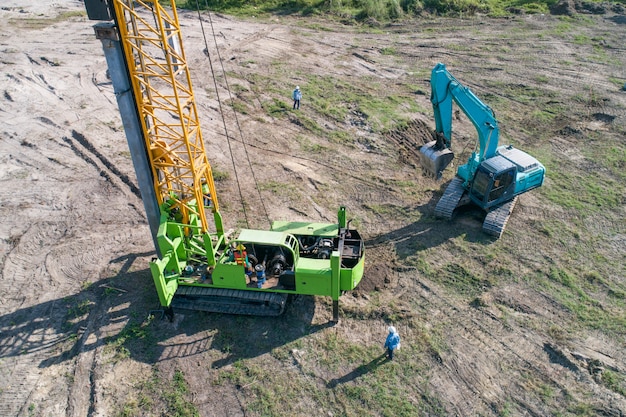 Trabalho de condução de pilha no canteiro de obras