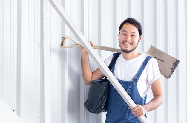 Trabalho de engenheiro civil de técnico profissional feliz e de sucesso no canteiro de obras