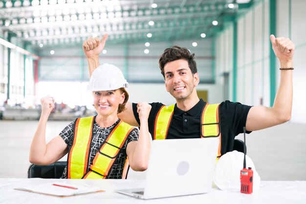 Foto trabalho de engenheiro de armazém em notebook de tecnologia com gerente de engenheiro empresário e empresária para transporte de armazenamento e entrega na fábrica da indústria de energia