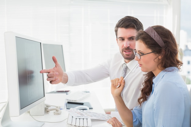 Trabalho de equipe de negócios falando sobre um contrato