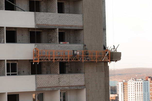 Foto trabalho de escalada industrial construção de fachada de edifício pintura da parte externa da fachada do edifício residencial