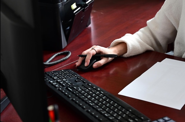 Trabalho de escritório de analista Trabalho remoto e educação freelance