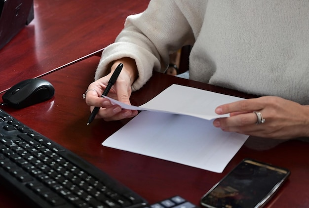 Trabalho de escritório de analista Trabalho remoto e educação freelance