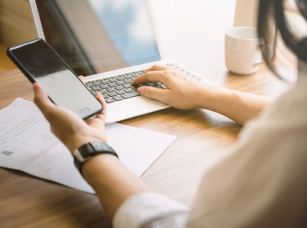 Trabalho de negócios e tecnologia de computador o caderno de mesa