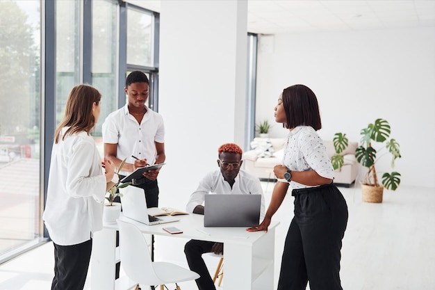 Trabalho de papel Grupo de empresários afro-americanos têm trabalho no escritório juntos