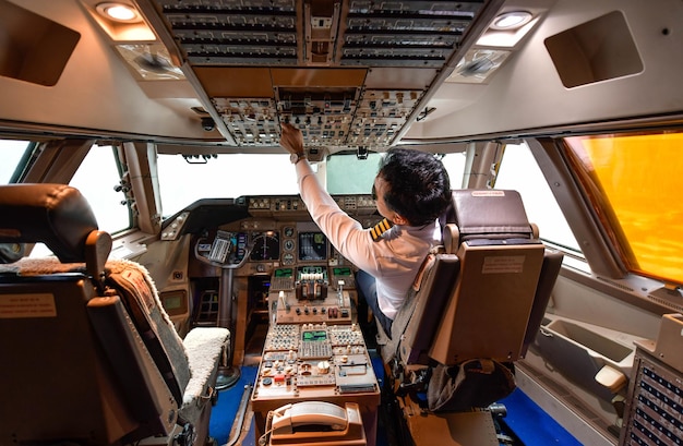 Foto trabalho de piloto de companhia aérea na cabine