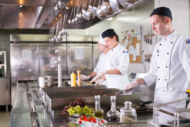 Trabalho de um grupo de chefs em um restaurante de luxo.