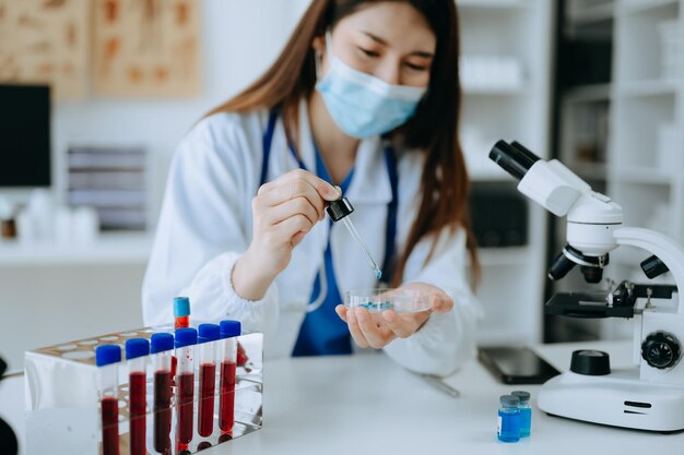 Trabalho de um médico em um tablet digital de tecnologia de saúde usando um computador portátil em um estudo de laboratório com um ícone virtual