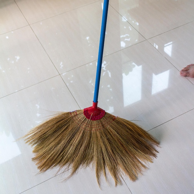 Foto trabalho doméstico de ferramenta limpa de chão de vassoura