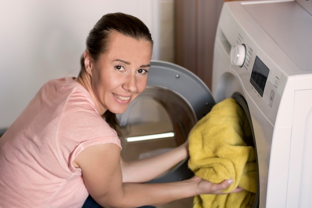 Trabalho doméstico: jovem fazendo roupa