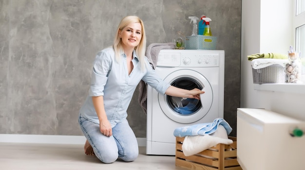 Trabalho doméstico, jovem lavando roupa