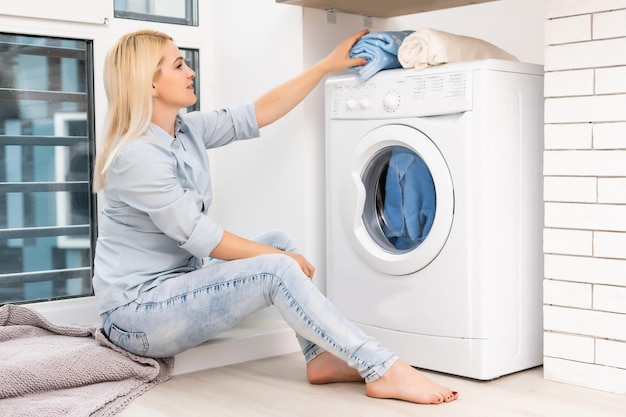 Trabalho doméstico, jovem lavando roupa