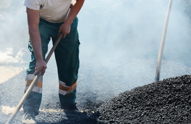 Trabalho duro na construção de asfalto