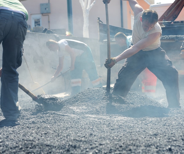 Trabalho duro na construção de asfalto