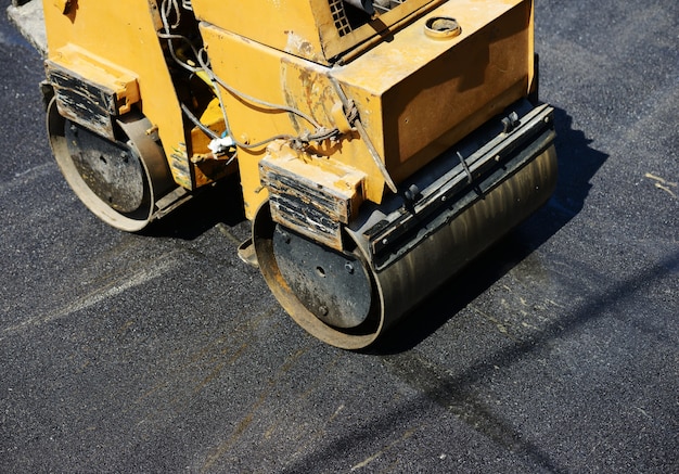 Foto trabalho duro na construção de asfalto