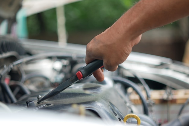 Trabalho e reparo no motor do carro