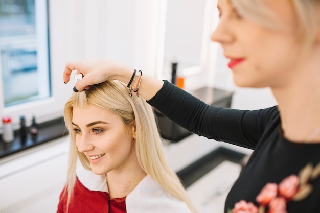 Trabalho elegante com cliente no salão