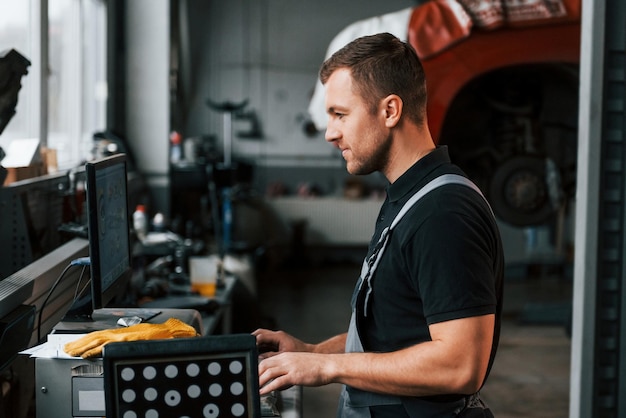 Trabalho em andamento O homem de uniforme está no serviço de auto