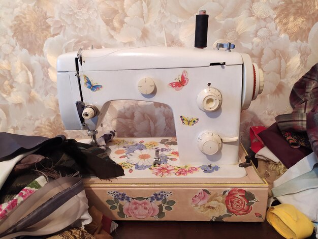 Foto trabalho em casa na máquina de costura equipamento de moda artesanal