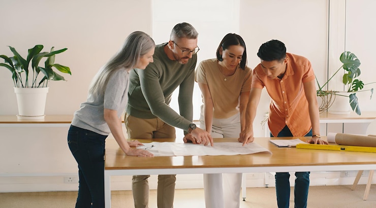 Foto trabalho em equipa, brainstorming de ideias ou trabalhadores seniores com papelada para a nossa visão ou dados